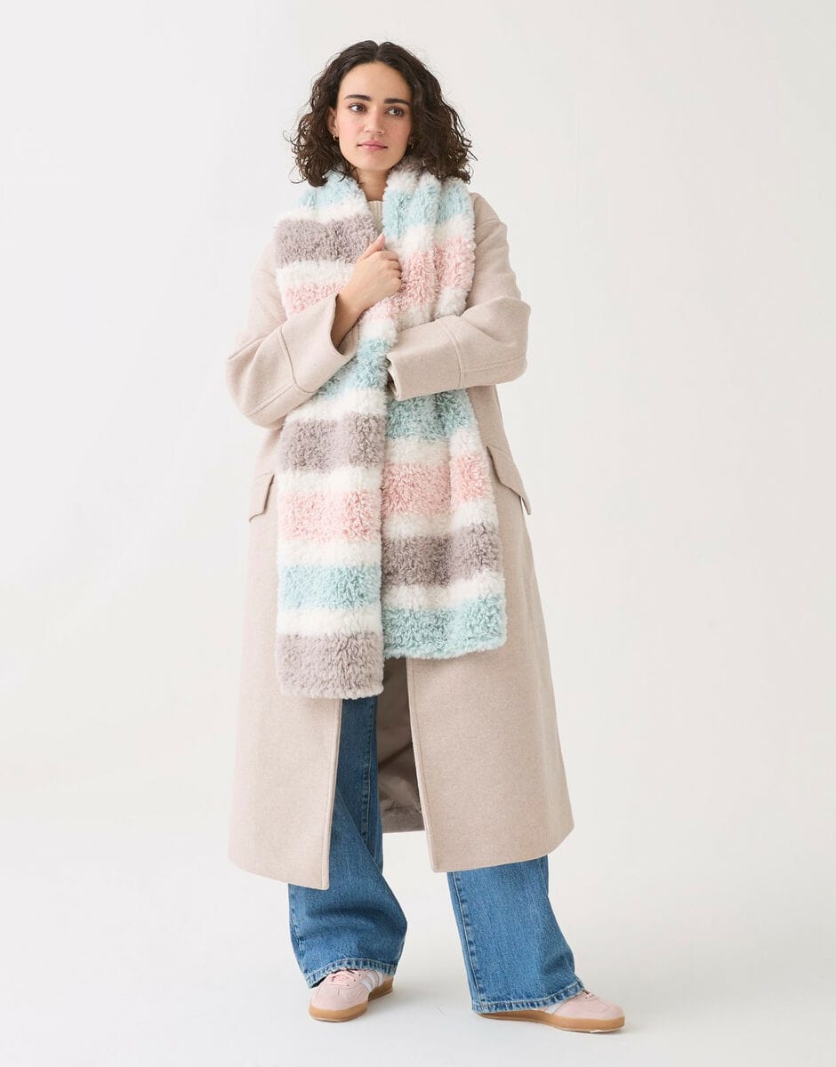 Woman's Scarf knitting pattern super chunky - Sirdar 10814