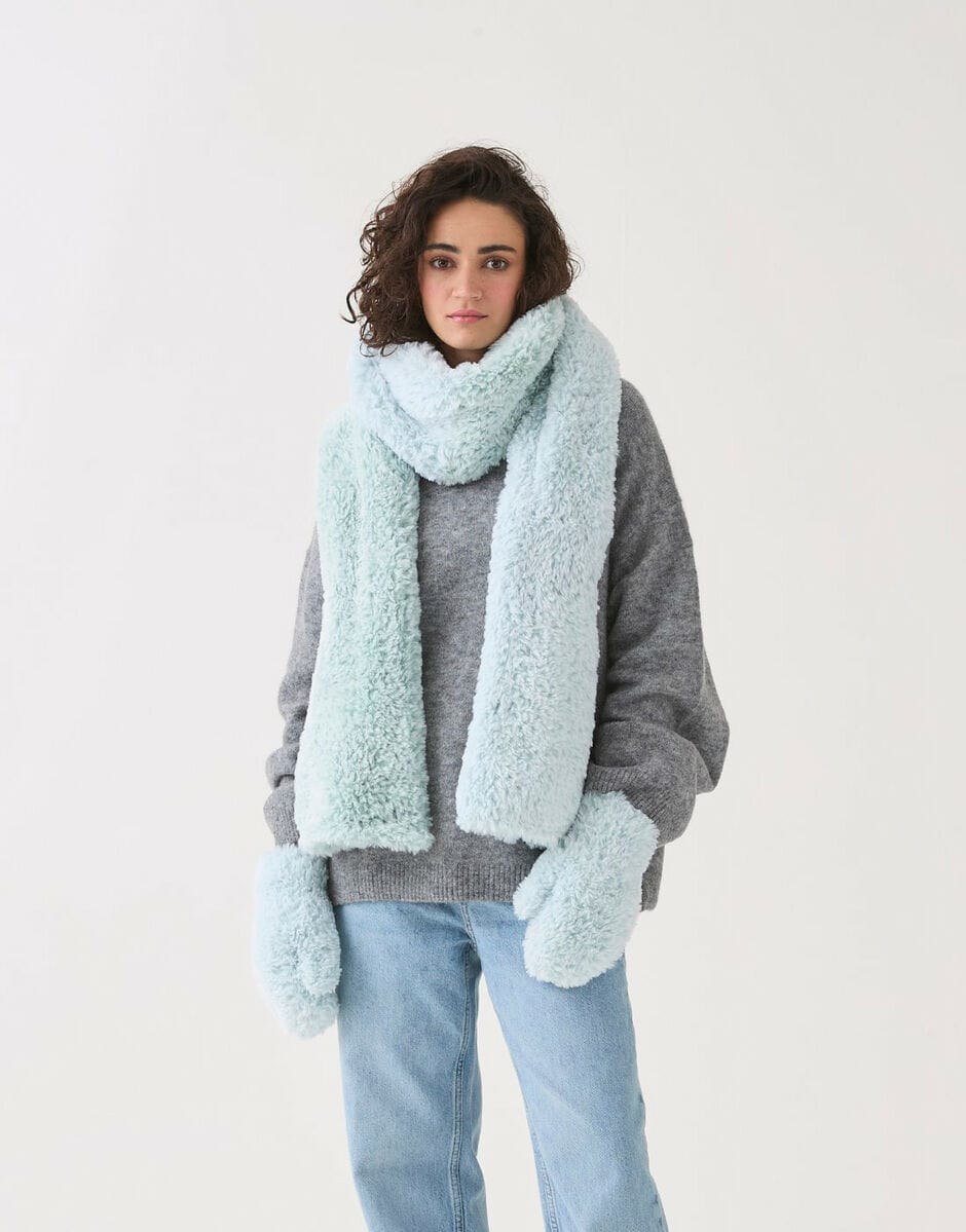 Woman's Mittens & Scarf knitting pattern super chunky - Sirdar 10816