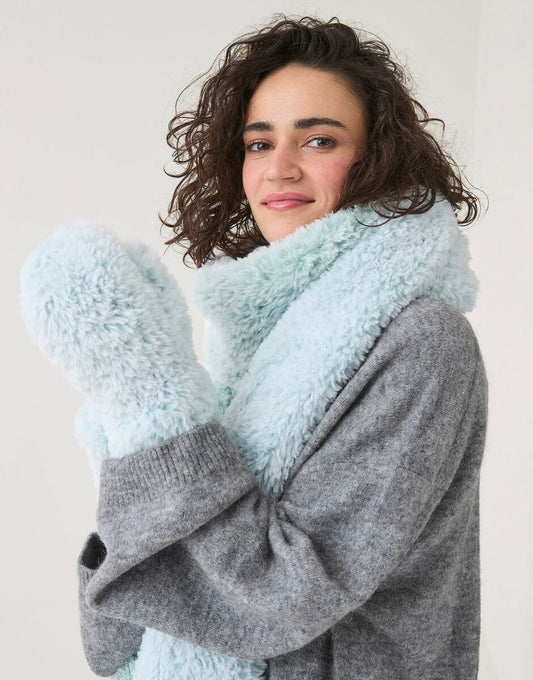 Woman's Mittens & Scarf knitting pattern super chunky - Sirdar 10816