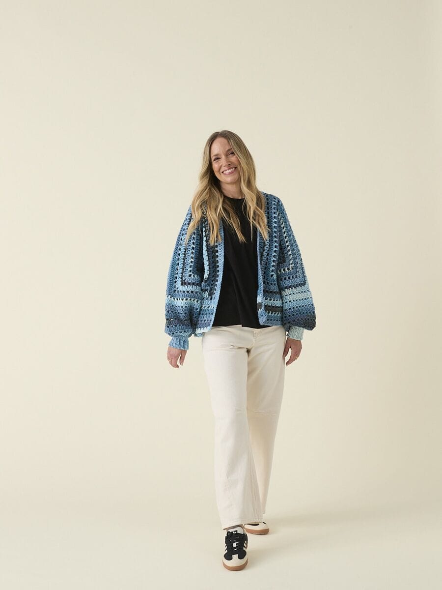 Women's Cardigan crochet pattern in chunky - Hayfield 10861