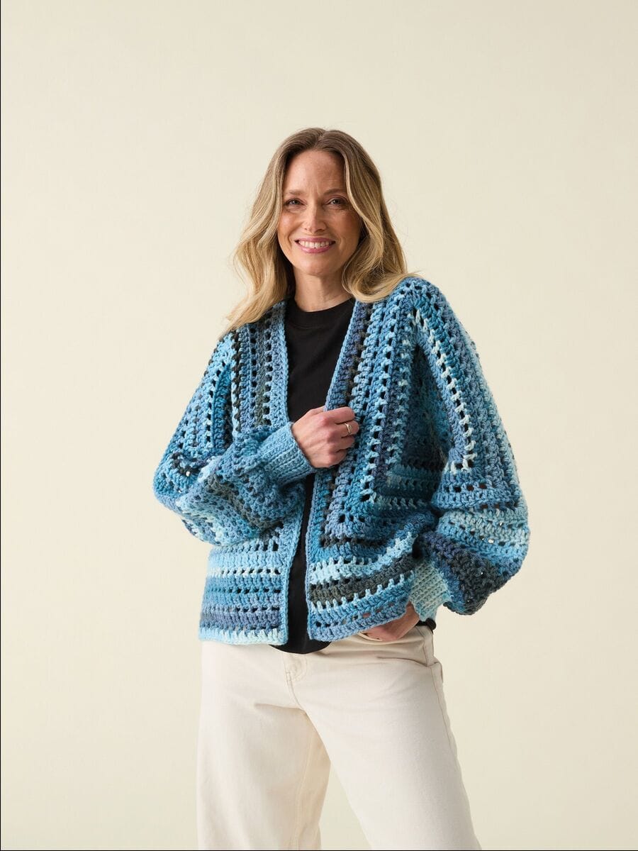 Women's Cardigan crochet pattern in chunky - Hayfield 10861