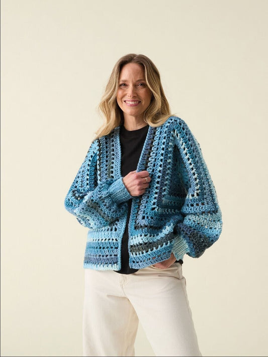 Women's Cardigan crochet pattern in chunky - Hayfield 10861