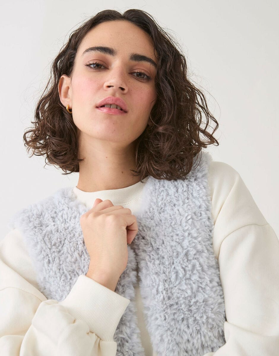 Women's Gilet knitting pattern in chunky - Sirdar 10813