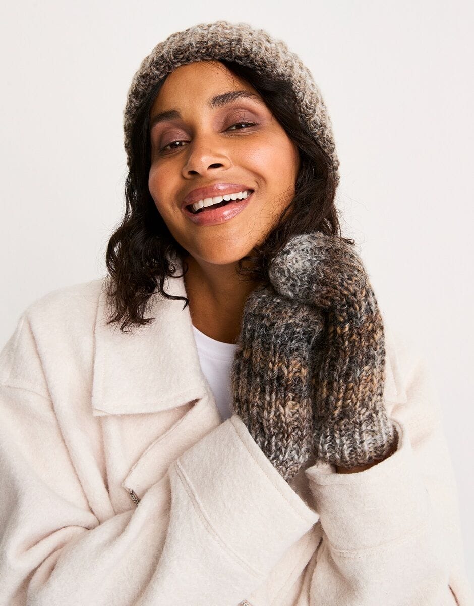 Women's Hat & Mittens knitting pattern chunky - Sirdar 10808