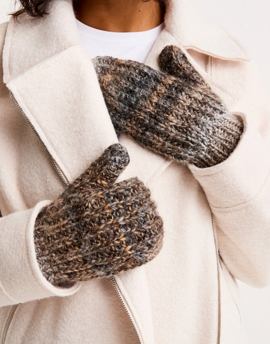 Women's Hat & Mittens knitting pattern chunky - Sirdar 10808