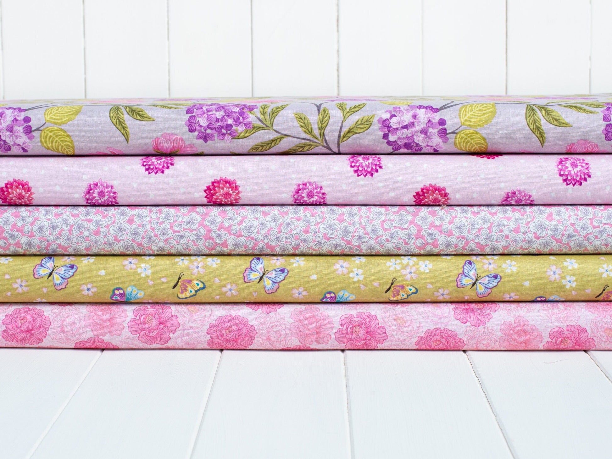 Fabric Dahlia's hearts on pale pink cotton fabric - Love Blooms by Lewis & Irene