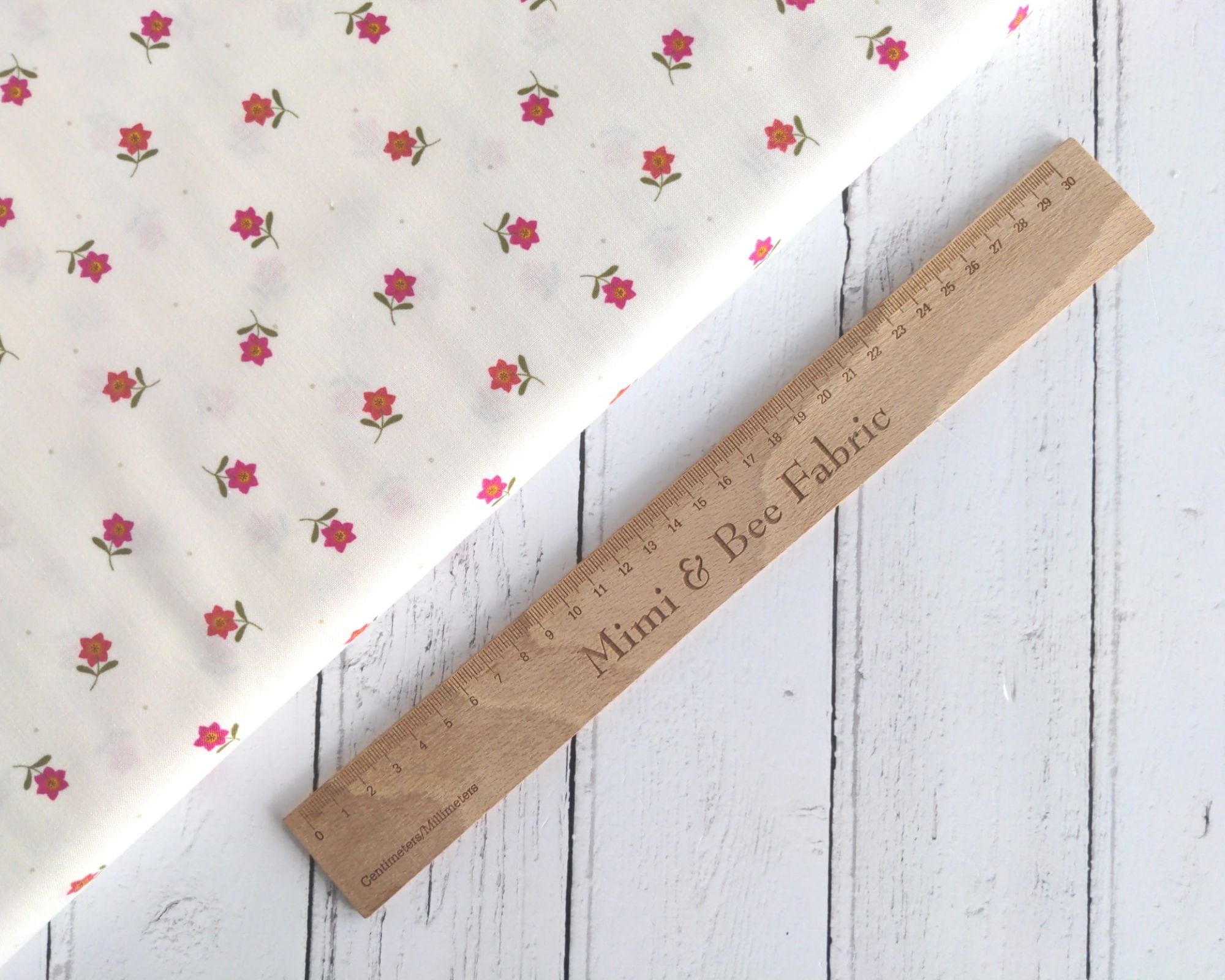 Fabric Daises on a cream cotton fabric 'Hibiscus Hummingbird'