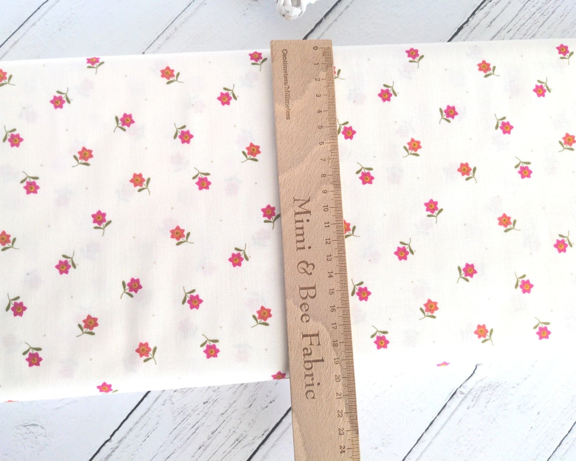 Fabric Daises on a cream cotton fabric 'Hibiscus Hummingbird'
