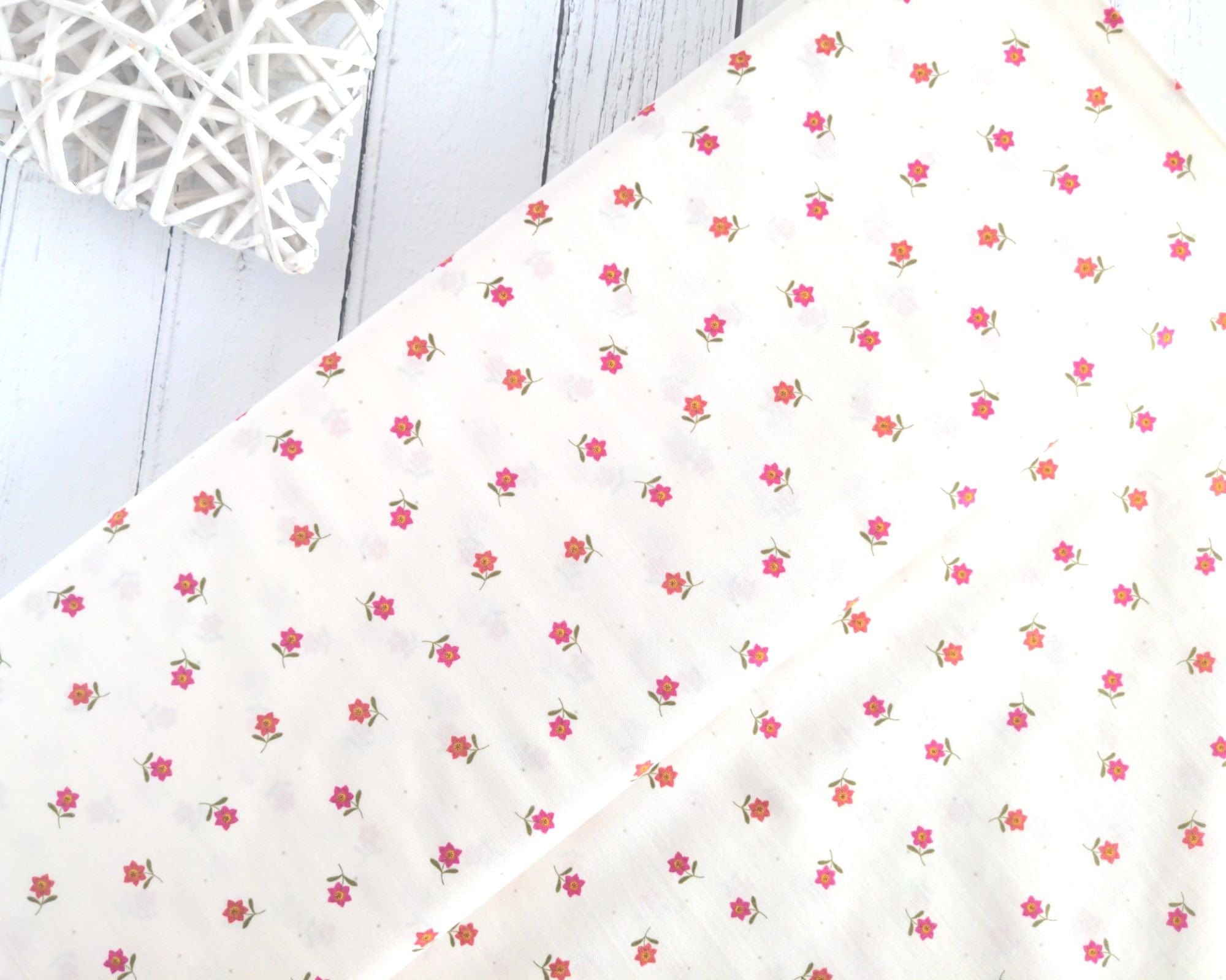 Fabric Daises on a cream cotton fabric 'Hibiscus Hummingbird'