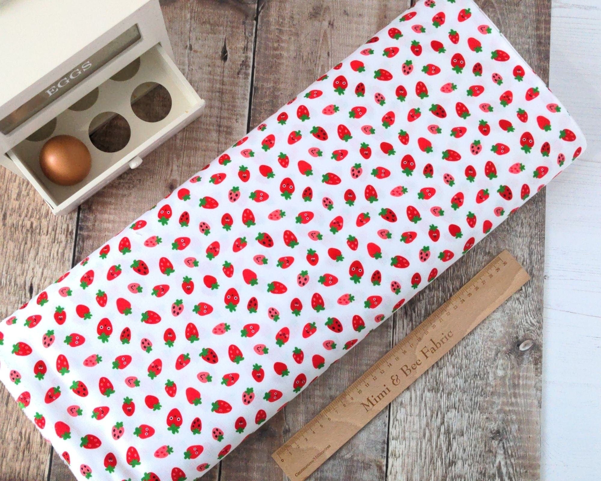 Fabric Happy Strawberries on White cotton fabric - Farm to Table by Robert Kaufman