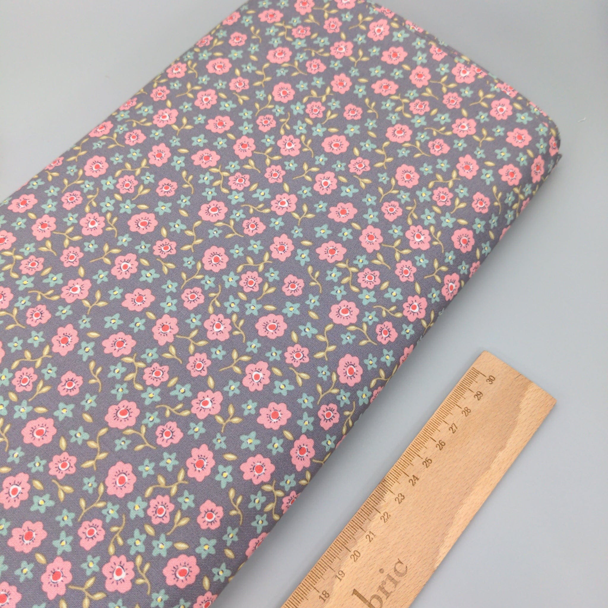 Fabric Rose pink flowers on grey cotton fabric - Market Garden - Henry Glass