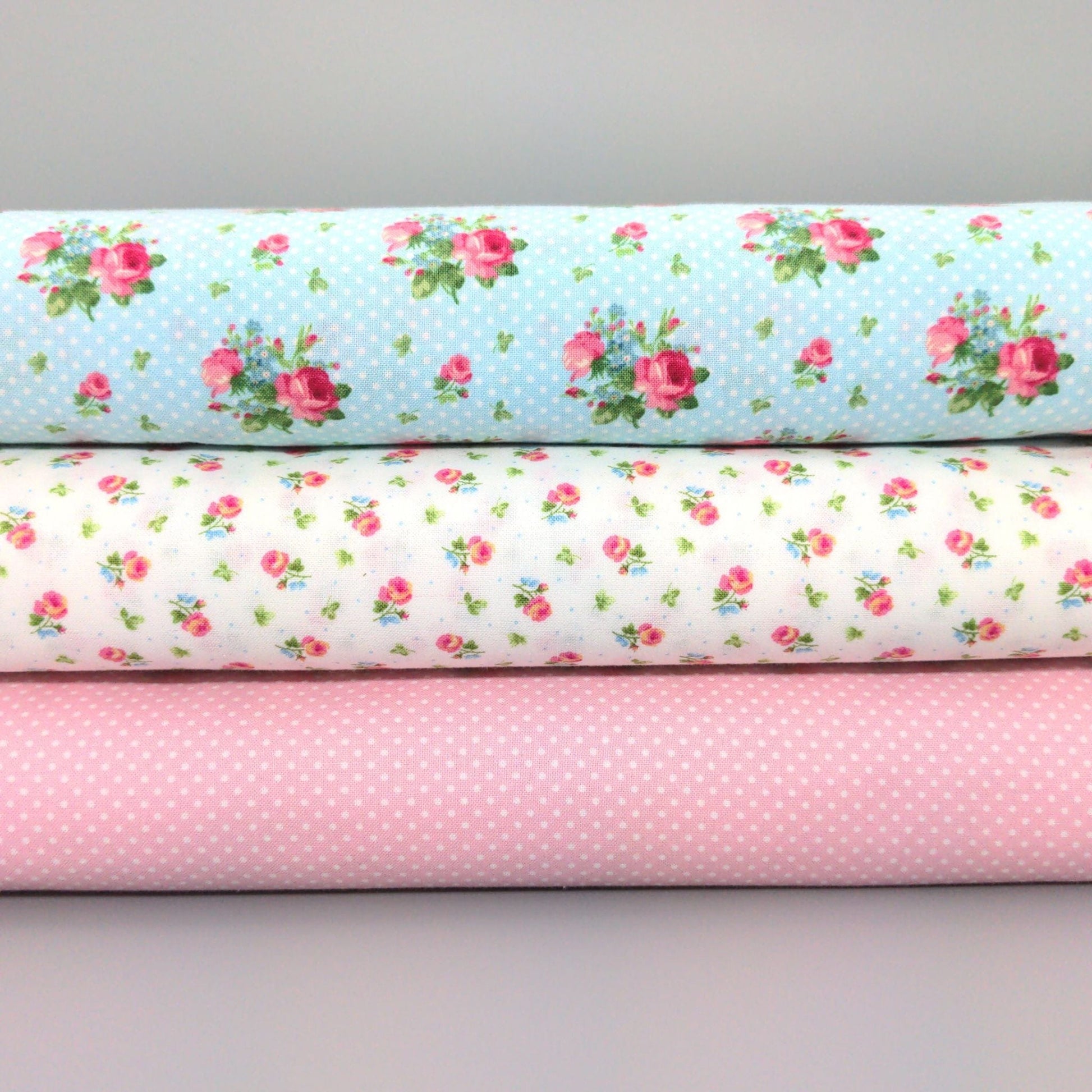 fabric Vintage style pink roses on a pale blue polka dot fabric - Tea for Two - Northcott